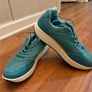 CN-Porter rounded bottom tennis shoes. Teal/Blue. Size 9. Brand new.